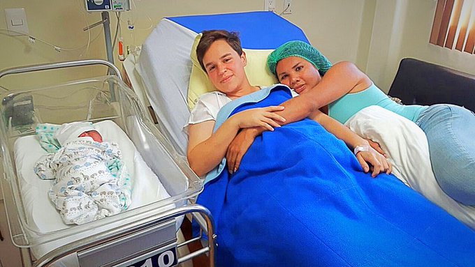 Diane Rodriguez y Fernando Machado en la Clinica luego del parto de su hijo