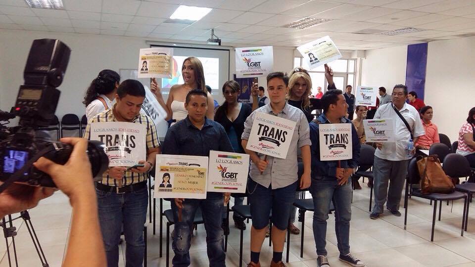 Transexuales logran la sustitución de sexo por genero en la cedula en Ecuador (3)