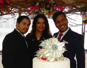 Hombre con traje firma un documento de matrimonio civil en una mesa del Registro Civil.